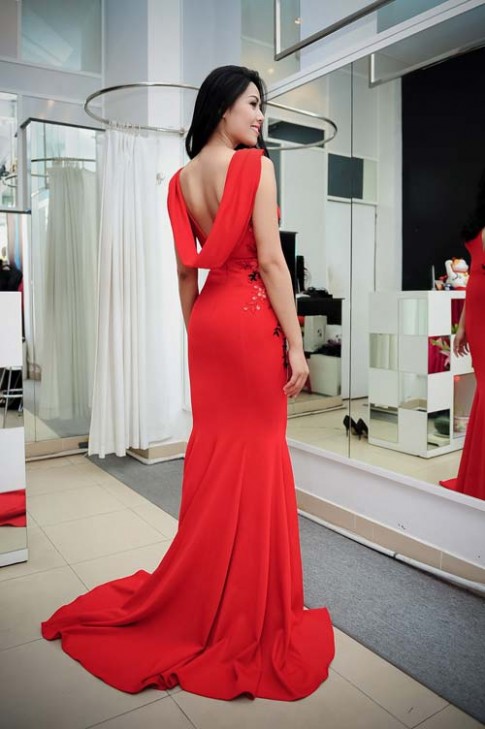 Nguyễn Thị Loan chọn váy đi thi Hoa hậu Thế giới