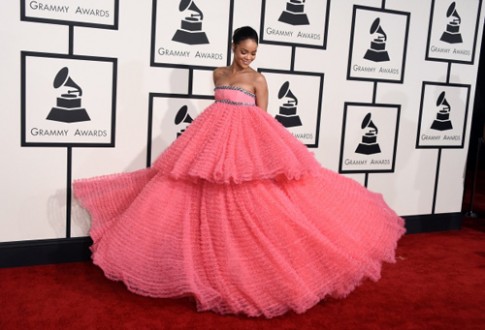 Rihanna đột nhiên phát cuồng với màu hồng