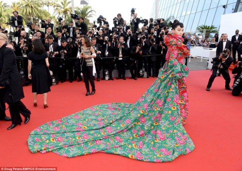 Sao Hoa ngữ mặc váy “chăn công” lên thảm đỏ Cannes