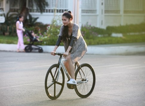 Triệu Thị Hà bỏ xế hộp khoe dáng với xe đạp