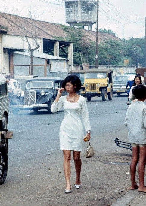 Váy ngắn sexy đến ngỡ ngàng của phụ nữ Sài Gòn xưa