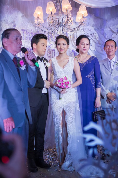 3 điều đặc biệt về 5 chiếc váy cưới của vợ Lam Trường