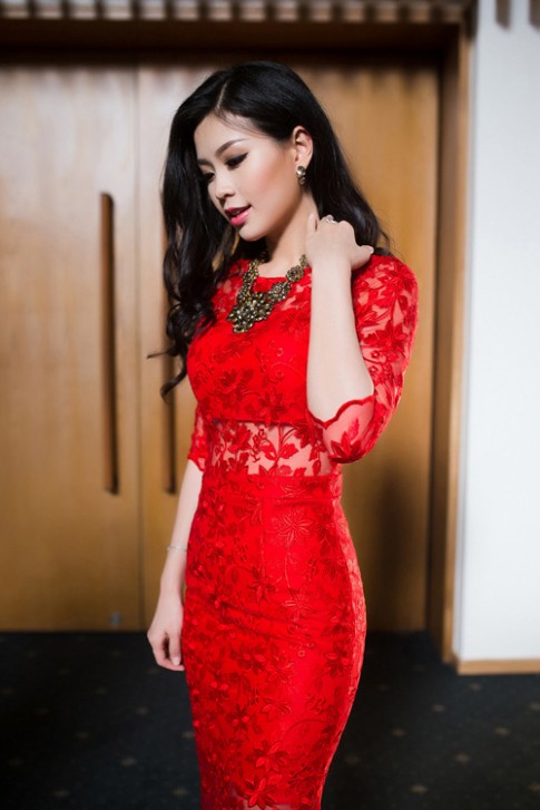 Á hậu Hoàng Oanh, Diễm Trang đọ dáng với váy bó sát
