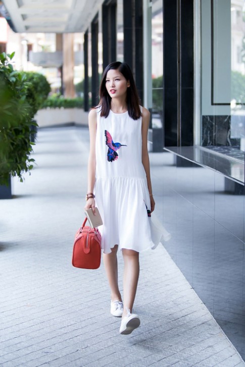 Chà Mi mặc áo họa tiết chim dưới nắng Sài Gòn