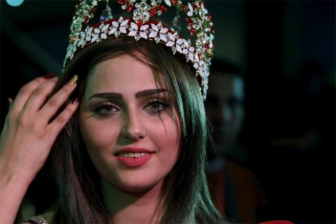 Dung nhan như búp bê của Hoa hậu Iraq thách thức IS