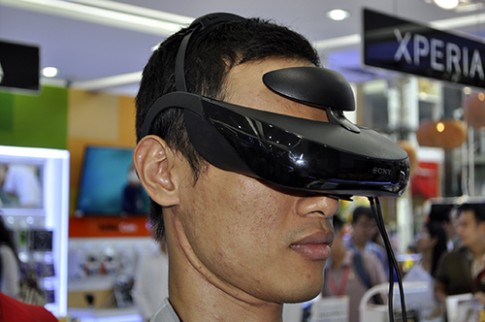 Dùng thử kính thực tế ảo Sony HMZ-T3 đang trưng bày tại TP.HCM