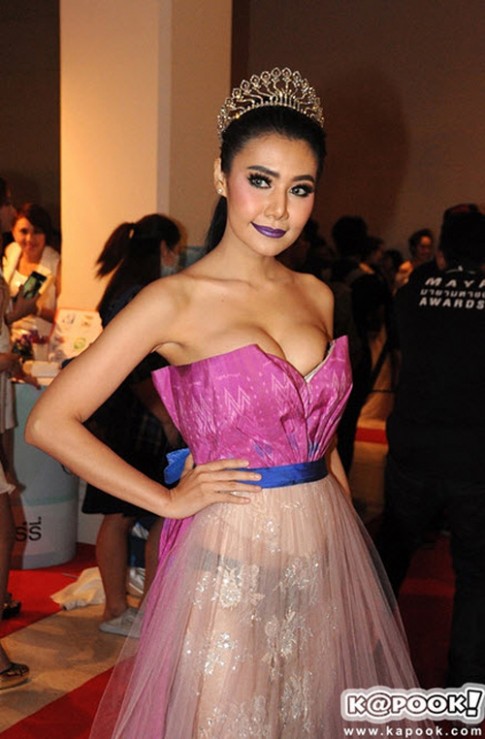 Hoa hậu, á hậu Thái Lan mặc “thảm họa” lên thảm đỏ