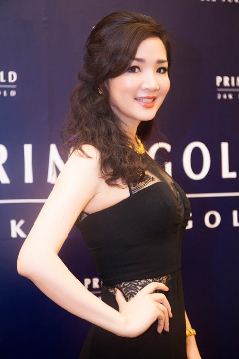 Hoa hậu Giáng My diện váy nửa kín, nửa hở dự sự kiện
