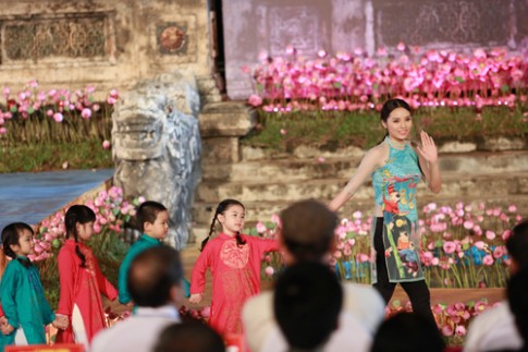 Hoa hậu Kỳ Duyên mặc áo dài trình diễn catwalk
