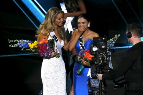 Hoa hậu Mỹ bị dọa giết vì cười khi MC trao nhầm giải