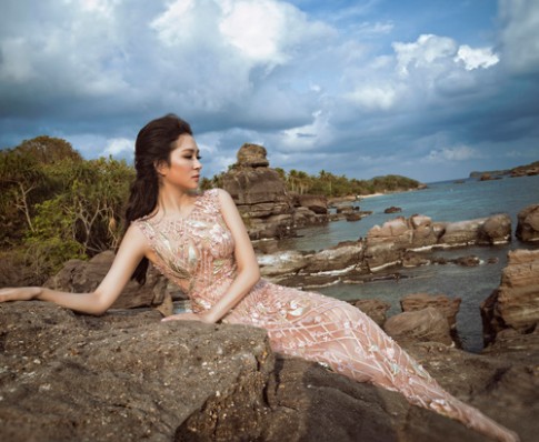 Hoa hậu Nguyễn Thị Huyền đẹp như nữ thần bên bờ biển