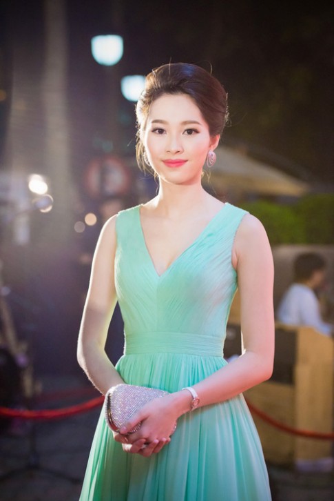 Hoa hậu Thu Thảo đẹp hút hồn trên thảm đỏ