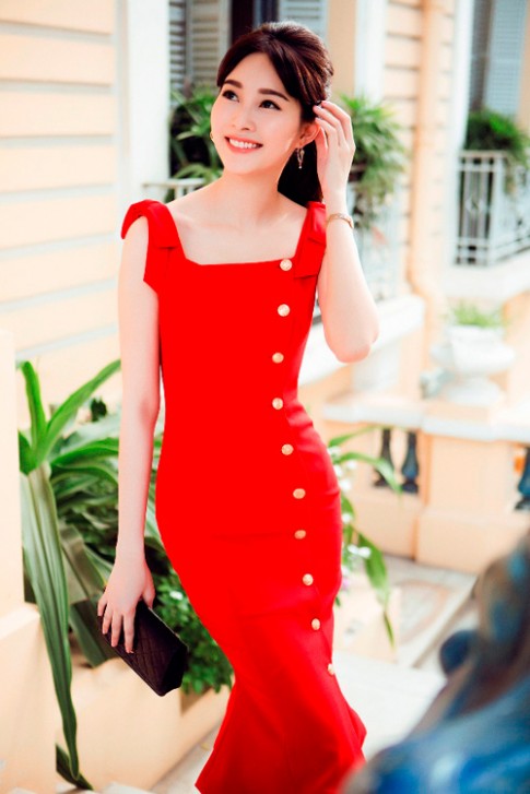 Hoa hậu Thu Thảo khoe dáng chuẩn nhờ váy bó sát