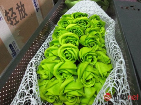 Hoa hồng sáp Trung Quốc lạ mắt, thơm như thật tung hoành thị trường