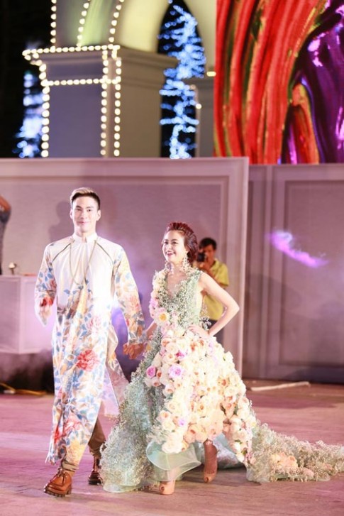 Hoàng Thùy Linh mặc váy hoa 300 triệu làm vedette