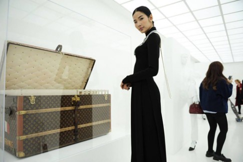 Hoàng Thùy mặc áo dài đến triển lãm Louis Vuitton