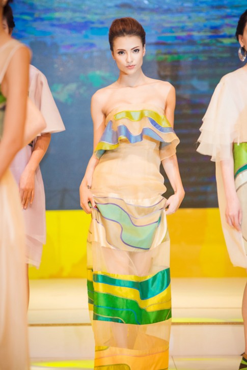 Hồng Quế gợi cảm catwalk với váy lụa xuyên thấu