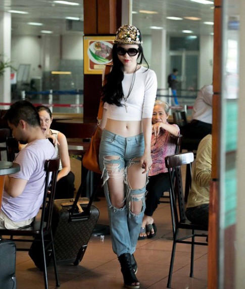 Jeans rách mảng lớn khó mặc vẫn hút sao Việt