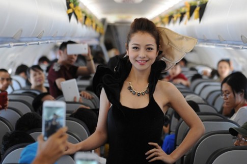 Jennifer Phạm được săn đón khi catwalk trên máy bay