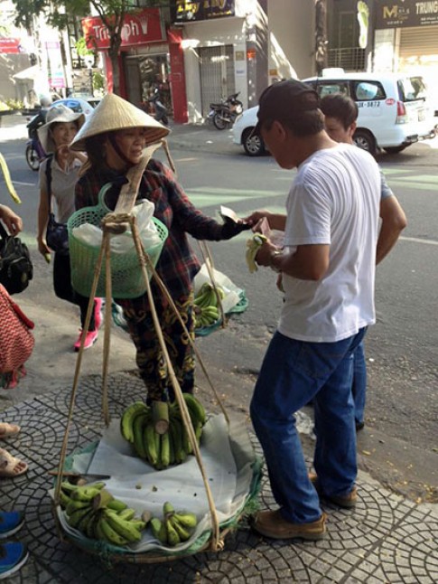 Khách Trung Quốc bắt nạt người bán chuối do ‘bất đồng ngôn ngữ’