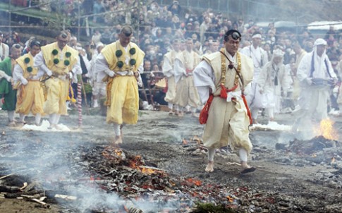 Kỳ lạ lễ hội đi chân trần trên lửa tại Nhật Bản