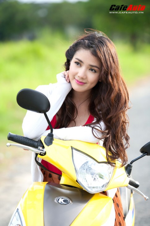 Kymco Candy 50 so dáng cùng hot girl Linh Napie