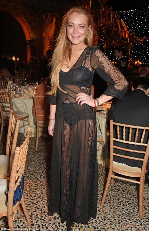 Lindsay Lohan lờ đờ, già nua mặc “váy ngủ” dự tiệc