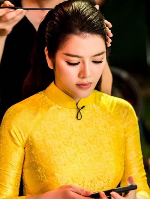 Lý Nhã Kỳ, Phạm Hương trang điểm đẹp với phong cách đối lập