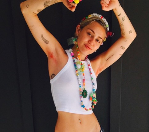 Miley Cyrus chạy theo trào lưu nhuộm lông nách hồng