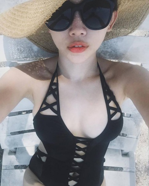 Mỹ nữ Việt “lăng xê” áo tắm khoét xẻ, bikini quây