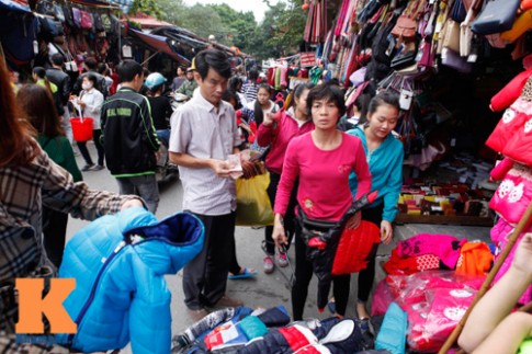 Người Hà Nội nhộn nhịp sắm quần áo bình dân mùa đông