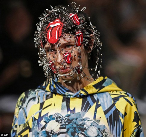 Người mẫu gắn kín kim băng vào mặt lên sàn diễn Tokyo