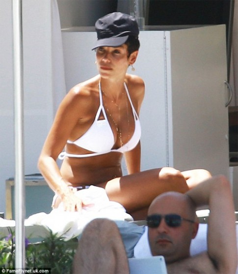 Người mẫu U50 nóng bỏng với bikini trắng tại bể bơi