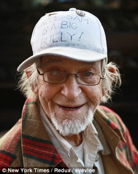 Ông lão 102 tuổi ban ngày ăn xin, tối ở nhà triệu đô