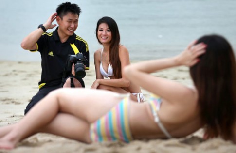 Phó nháy Singapore đưa vợ theo khi chụp người mẫu nude