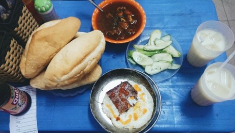 Quán bánh mì chảo bình dân nổi tiếng ở Hà Nội