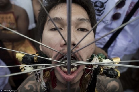 Rùng mình cảnh hành xác trong lễ hội ăn chay ở Thái Lan