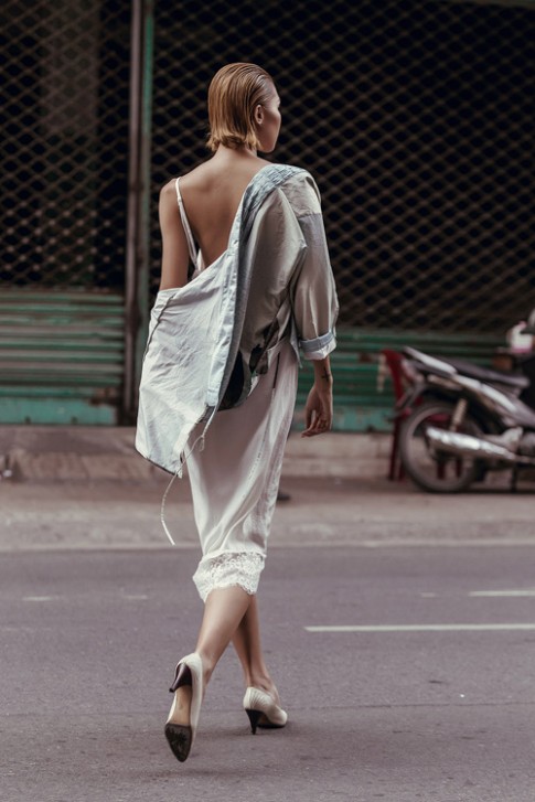 Siêu mẫu Minh Triệu duyên dáng trong chiếc váy mỏng