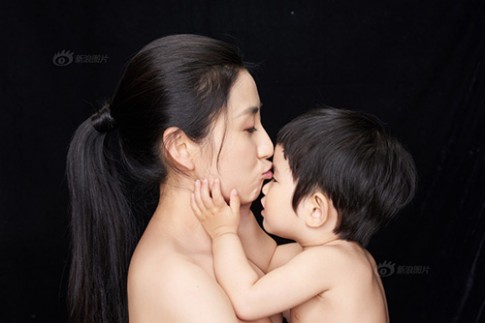 “Tan chảy” với bộ ảnh tuyệt đẹp về nụ hôn của mẹ và con