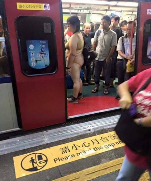 “Thảm họa nội y” xuất hiện trên tàu điện ngầm châu Á