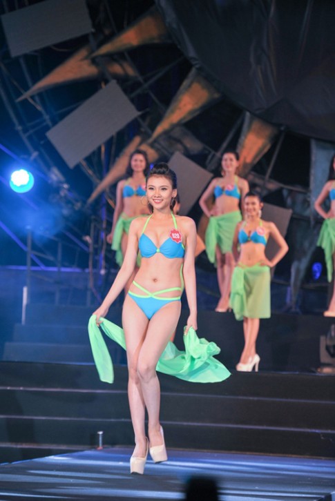 Thí sinh Hoa hậu Biển thi bikini “đốt nóng” Tuần Châu