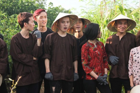 Thí sinh Project Runway Vietnam bất ngờ đi gặt lúa