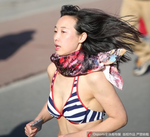 Trung Quốc: Nô nức mặc đồ lót chạy bộ trên phố
