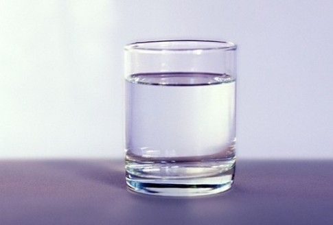 Ung thư vì uống nước đun sôi để nguội lâu ngày?