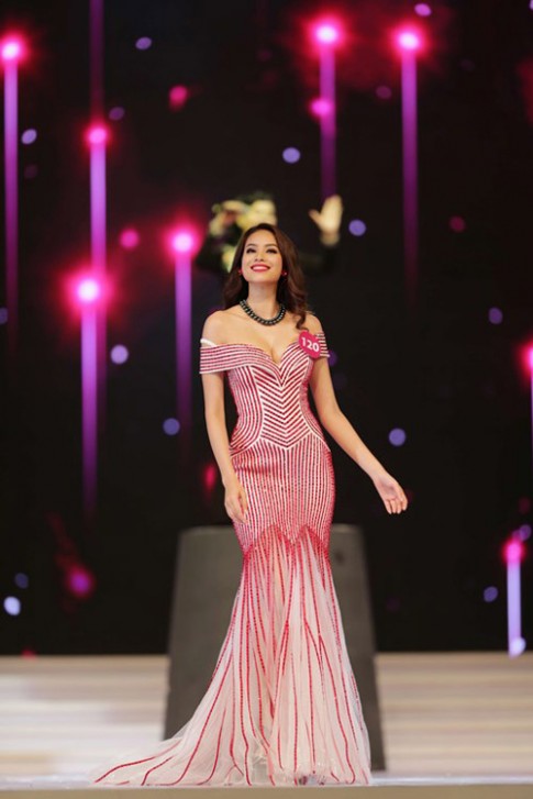 Váy hot nhất tuần: Đầm pha lê rực rỡ của Phạm Hương