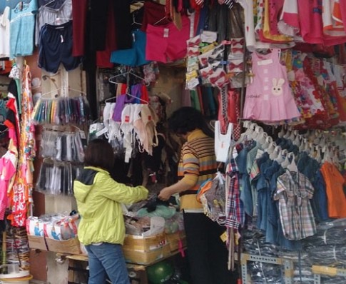 Xuất hiện áo trẻ em in chữ nhạy cảm ở Hà Nội