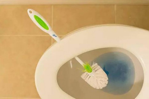 8 mẹo làm sạch phòng tắm thần tốc cho vợ đảm