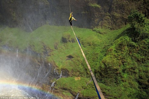 Ảnh: Đi trên dây ngang qua thác nước 60 mét