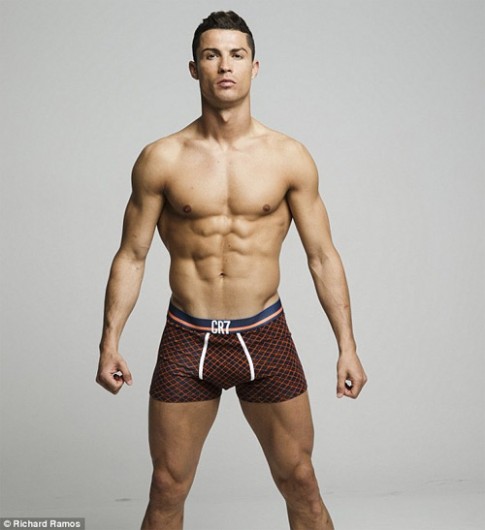 Cristiano Ronaldo làm người mẫu mặc nội y tự thiết kế