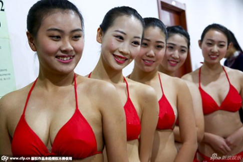 Nữ sinh thi bikini để ứng tuyển trường nghệ thuật